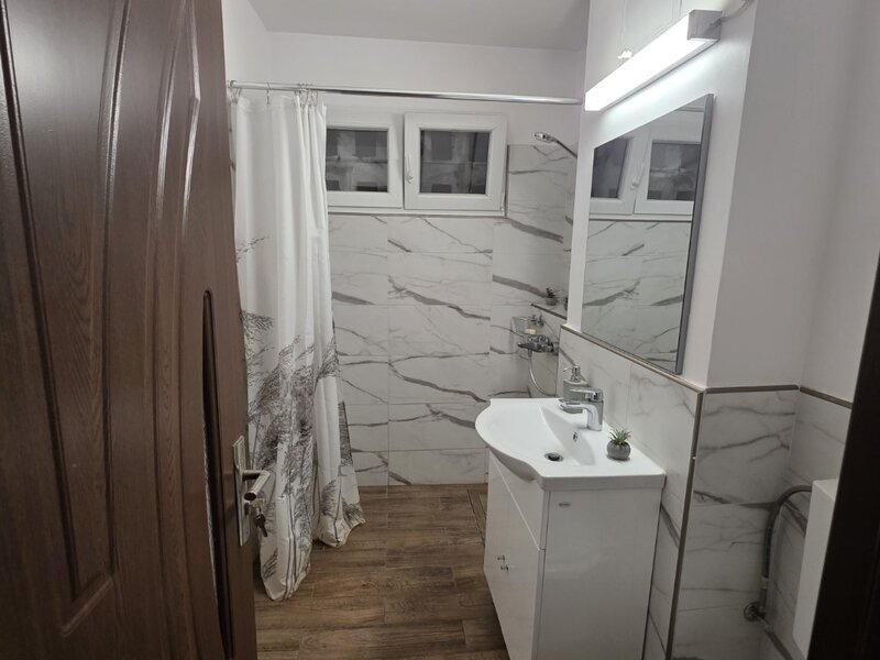 Titan, pe Liviu Rebreanu, 5 minute metrou si parc IOR, bloc 4 etaje